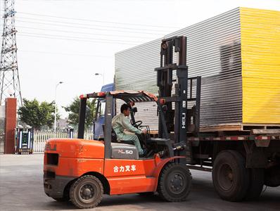 曉寶板業(yè)產(chǎn)品裝車(chē)現(xiàn)場(chǎng)